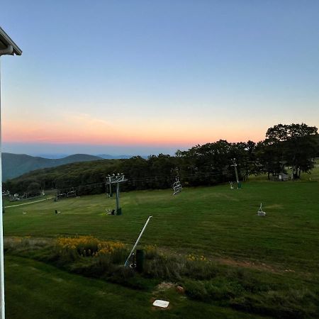 Diamond Adventure Slope Side With Foosball And Arcade At Wintergreen Resort Kültér fotó